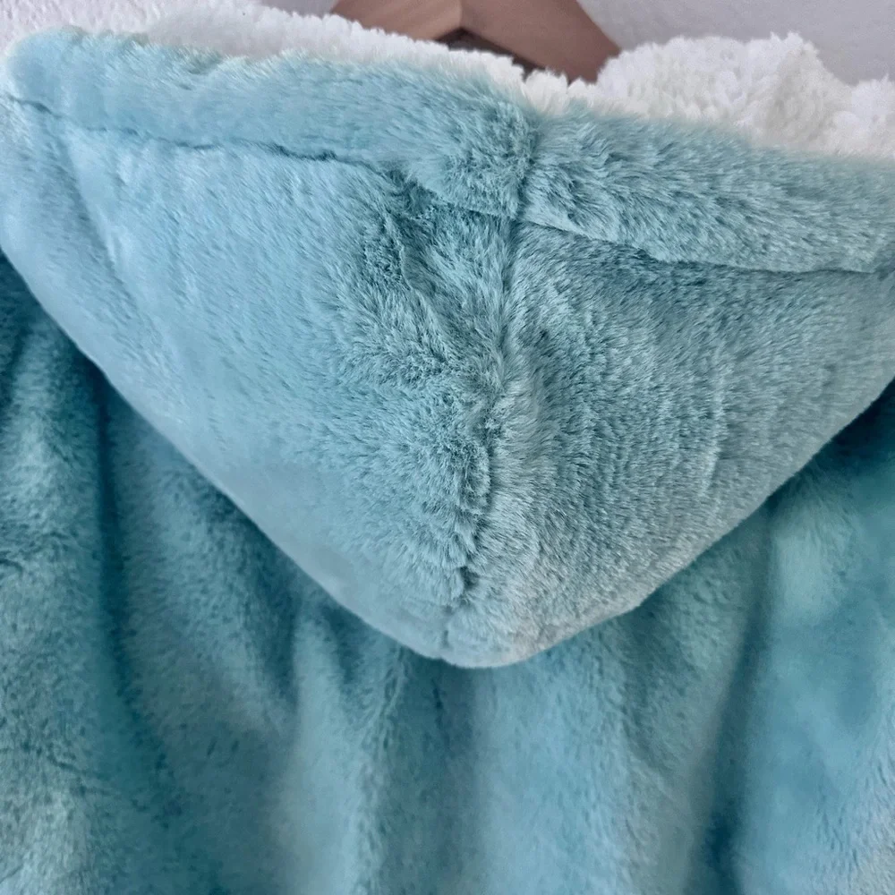 Forever 21 women’s mint green soft faux fur  bomber puffer plush jacket small - Picture 4 of 11